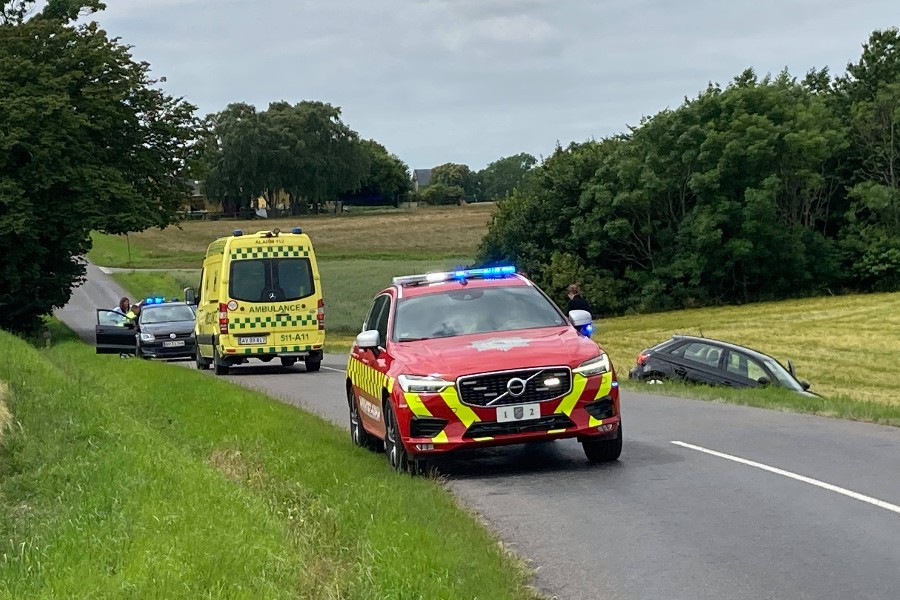 Bil k�rte i gr�ften p� R�brovej