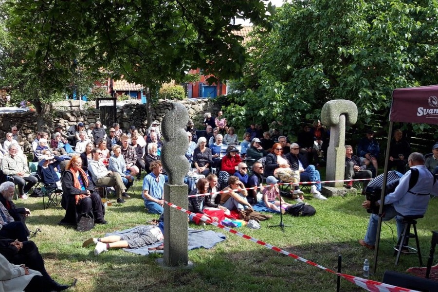 Svanekegaarden gen�bnet med fyldt have