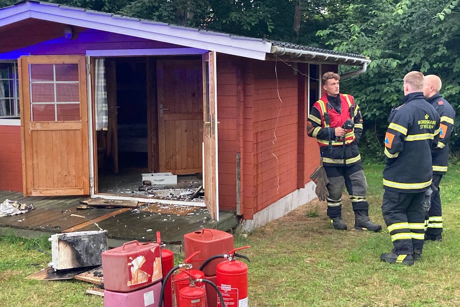 Brand i campinghytte i Sandvig