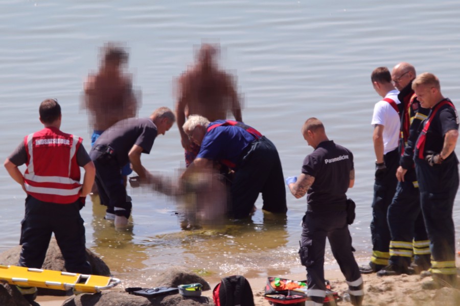 Skadet yngre mand måtte bæres i land