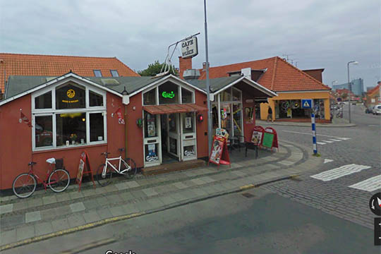 Selskab bag caf� tvangsopl�st