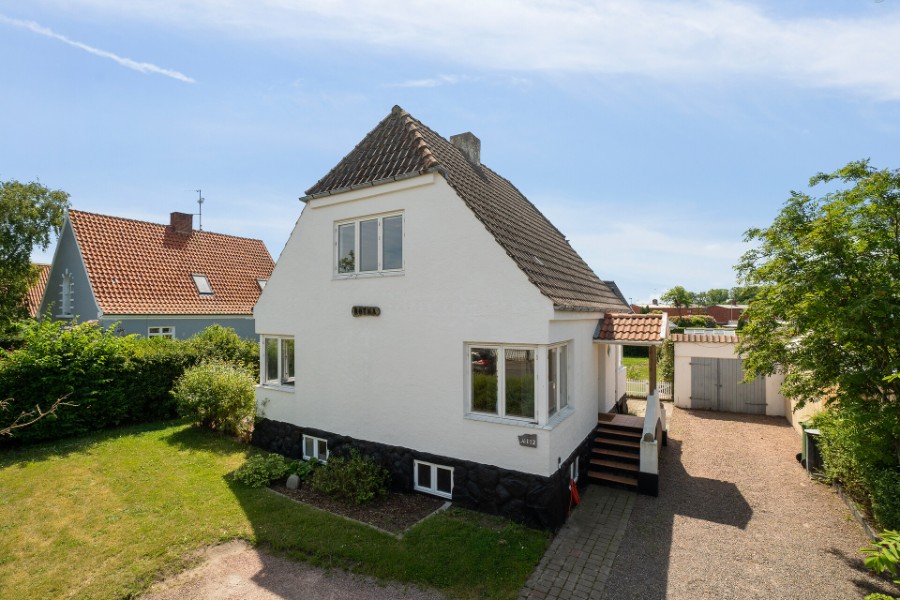 Rummelig villa med sj�l i R�nne