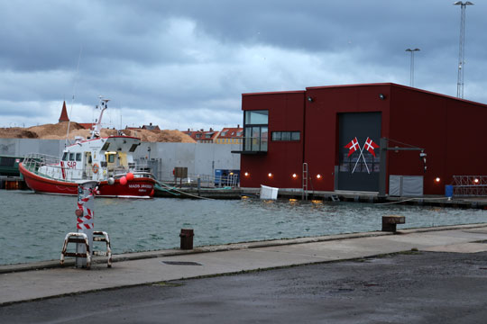 Handelsskib bugseret til R�nne