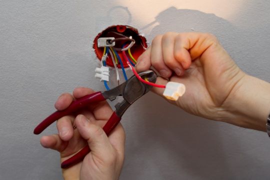 V�kst hos el-firma i Allinge