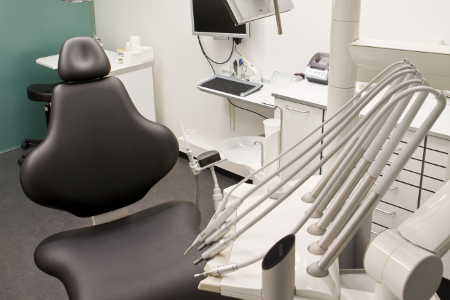 Tandl�ge flytter adresse