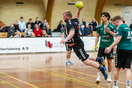 H�ndboldherrer hjem med nederlag