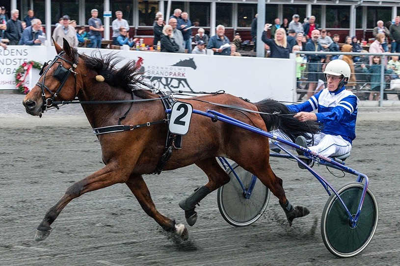 Store straffe til to kuske p� travbanen