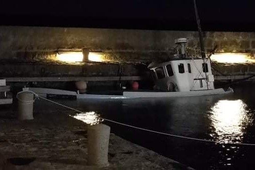 Sunket kutter l�kker olie i Vang