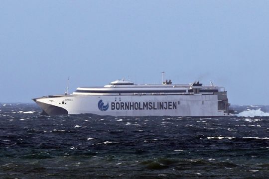 Den kraftige bl�st p�virker f�rgedriften