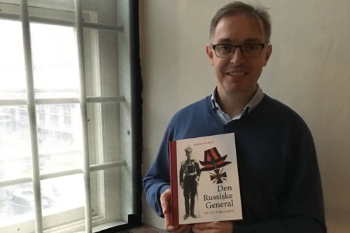 Museumsmand fort�ller om uniformer