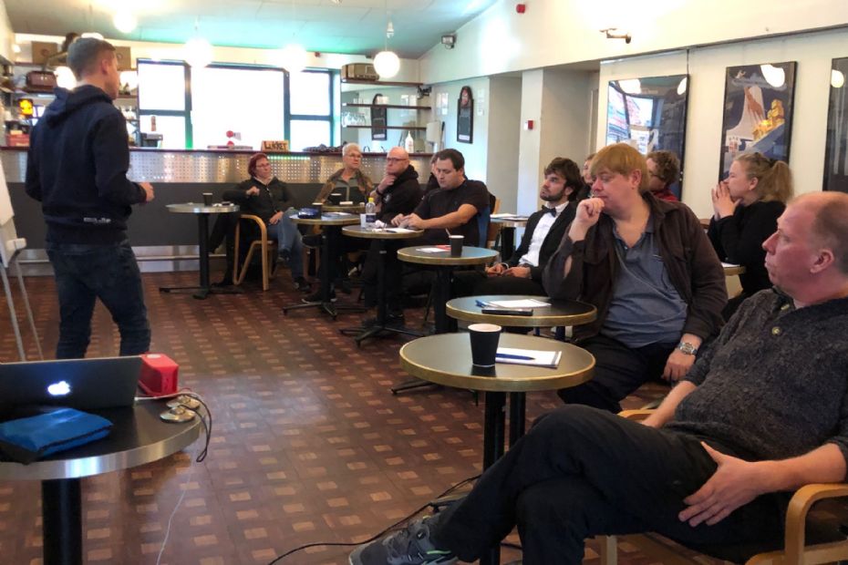 Musikhuzets frivillige og ansatte p� skoleb�nken