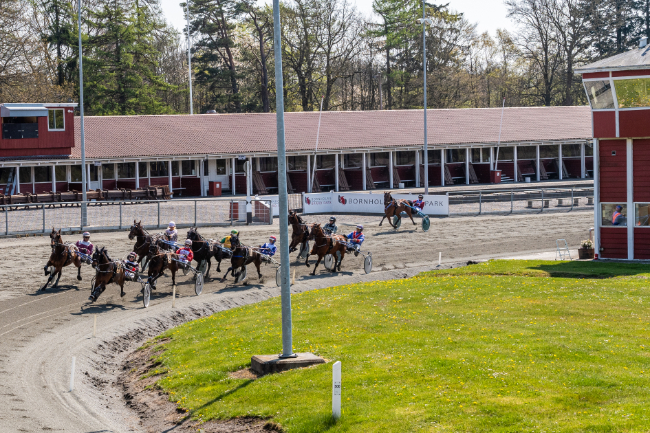 Uds�tter s�sonstart p� travbanen 14 dage