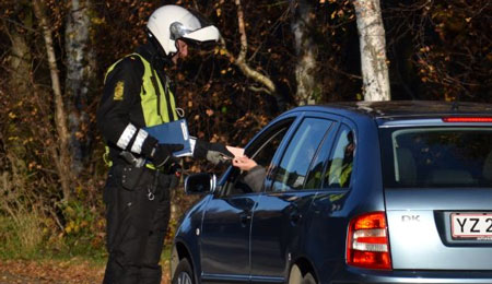 Tre bilister talte i mobiltelefon