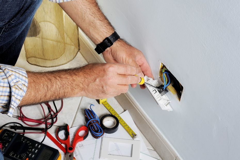 V�kst hos el-firma i Klemensker