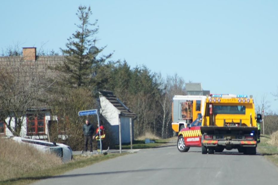 Bil med tre i solouheld i Klemensker