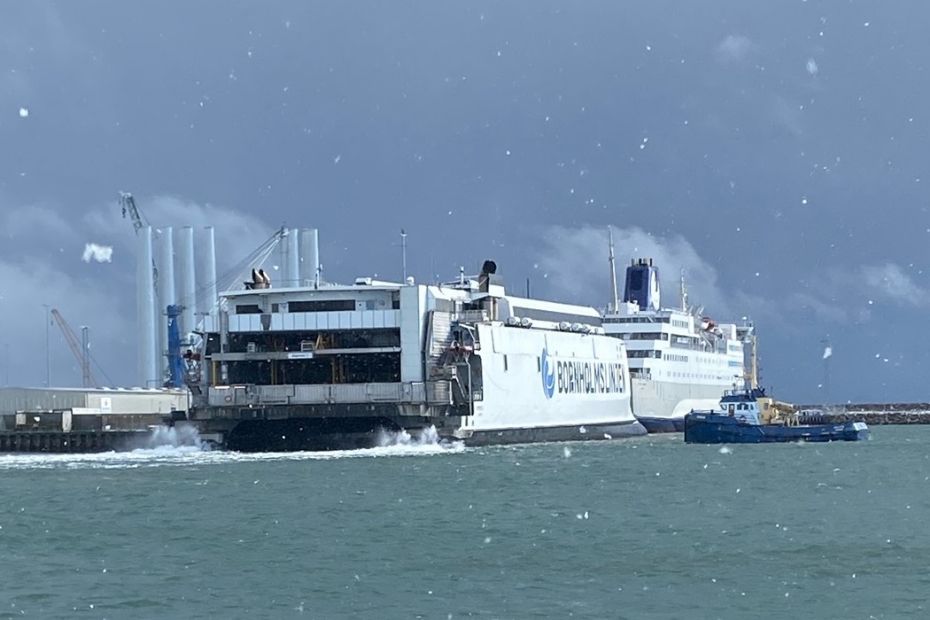 Kraftig bl�st og sne forsinker f�rgerne