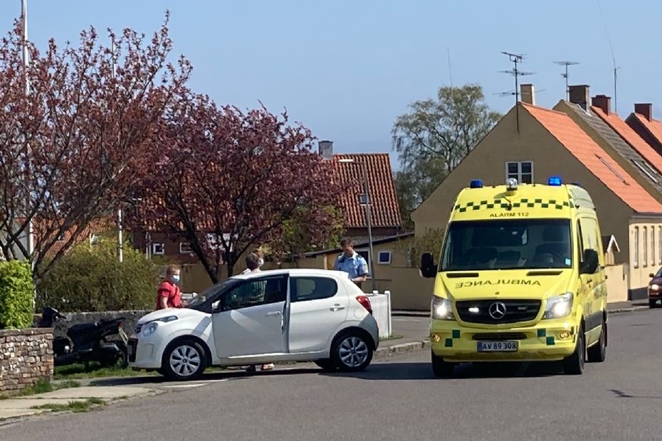 Kvindelig bilist p�k�rte scooter