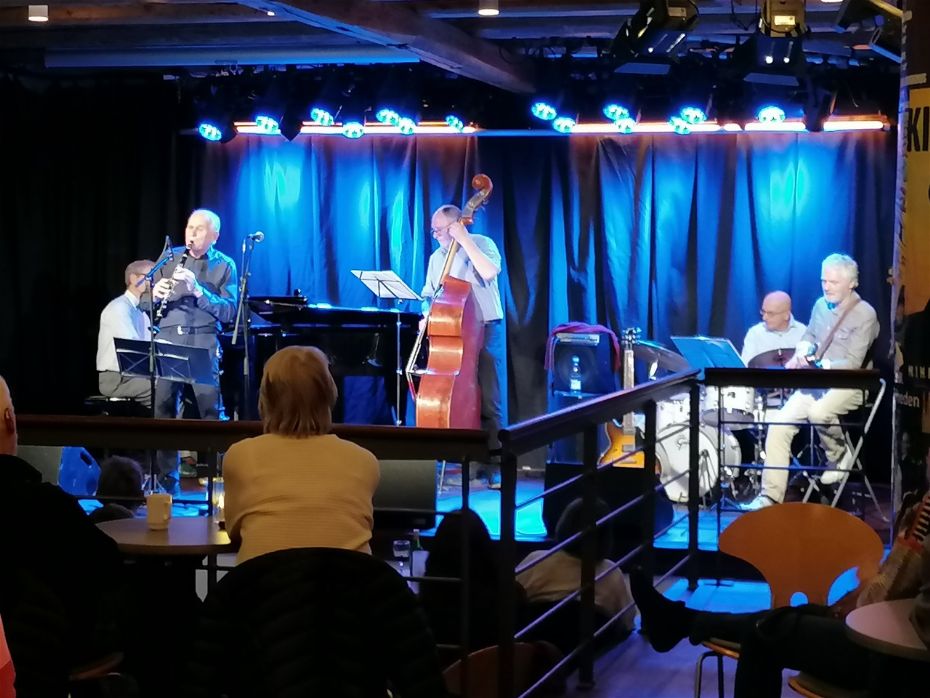 Kun siddende koncerter i Musikhuzet