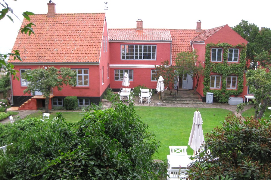 Yoga i haven p� Oluf H�st Museet