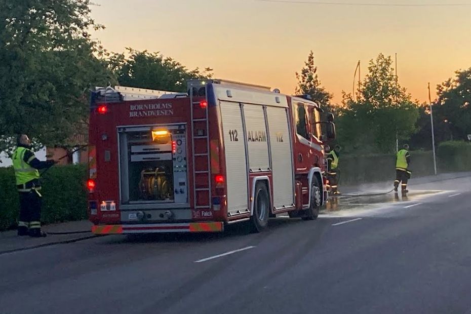 Brandfolk m�tte fjerne oliespild