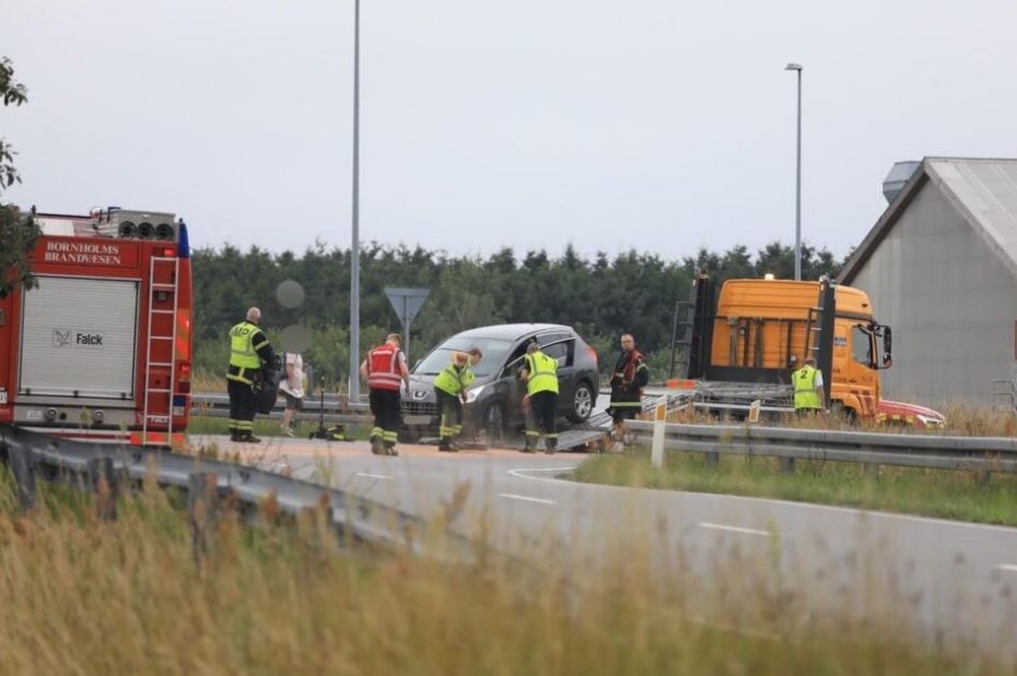 Bil l�kkede olie p� vejbanen