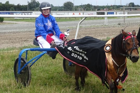 Ponykuske k�mper med om titel p� Nationalbanen