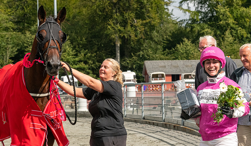 Winnie Jensen h�ber p� ny storl�bssejr p� travbanen