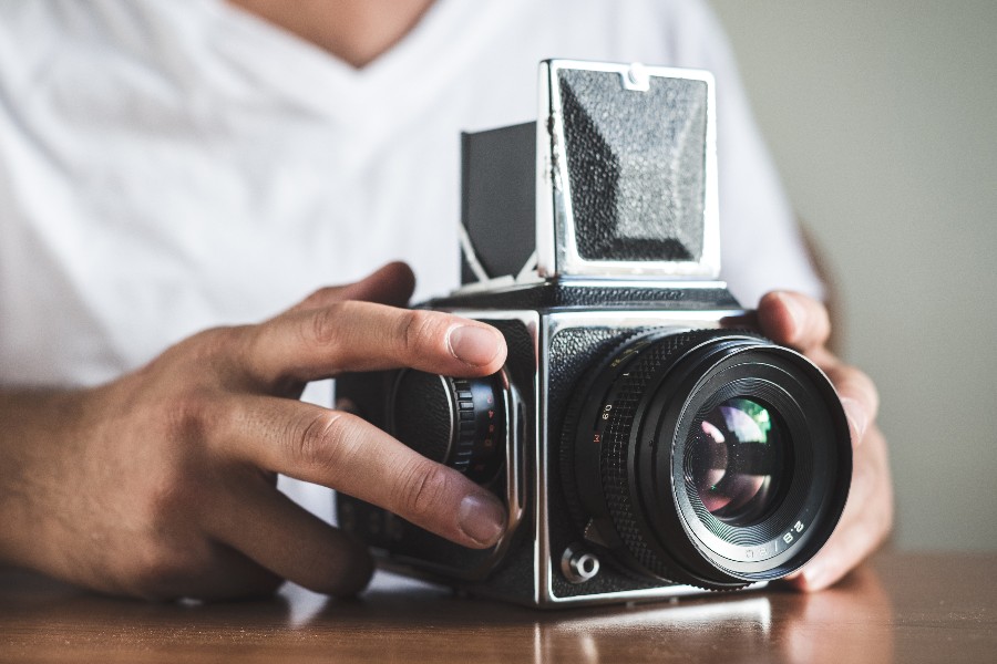 Reklamefirma har fortsat underskud