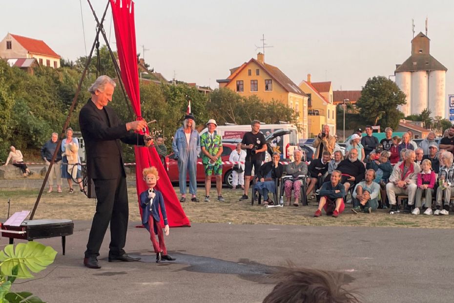 �bningen af �rets festival med gadeteater og g�gl blev et till�bsstykke