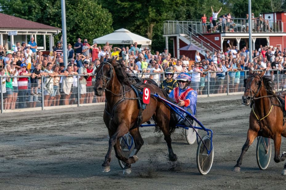 Lise Henriksen �ger f�ringen i tr�nertoppen