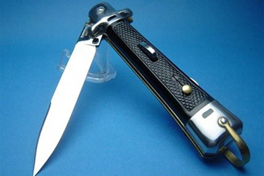 44-�rig importerede ulovlig springkniv