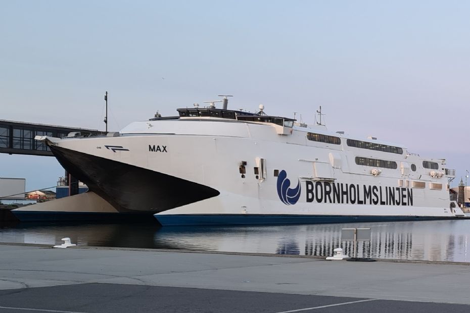 Max kobles p� landstr�m om natten