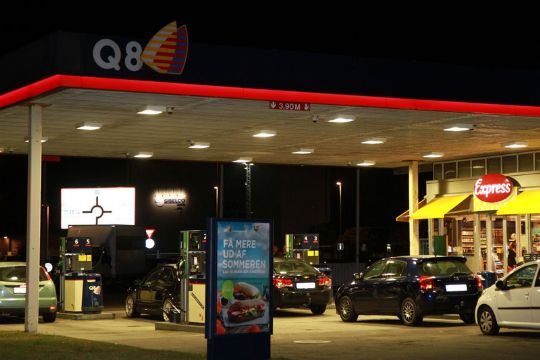 Truende mand anholdt p� Q8 R�nne