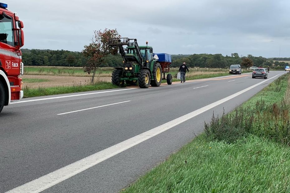 Traktor spildte olie i Knudsker
