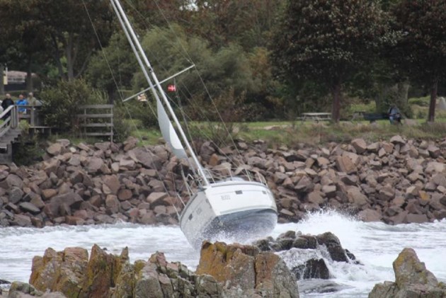 Grundst�dt skib skal bj�rges med kran