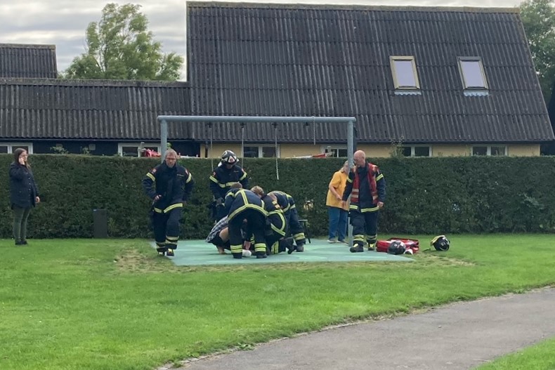 11-�rig dreng m�tte klippes fri af gynge