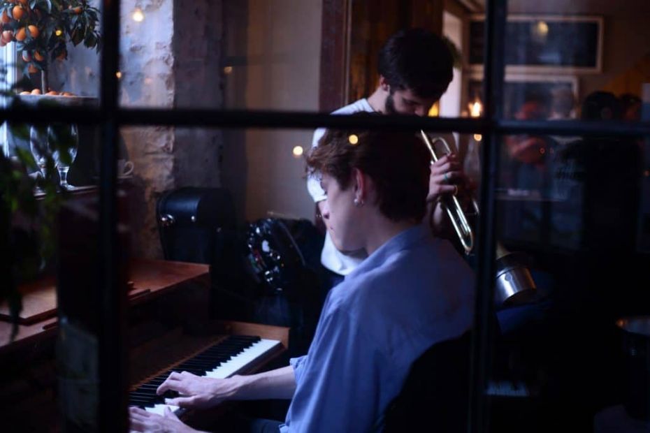 Jazzduo underholder i Svaneke