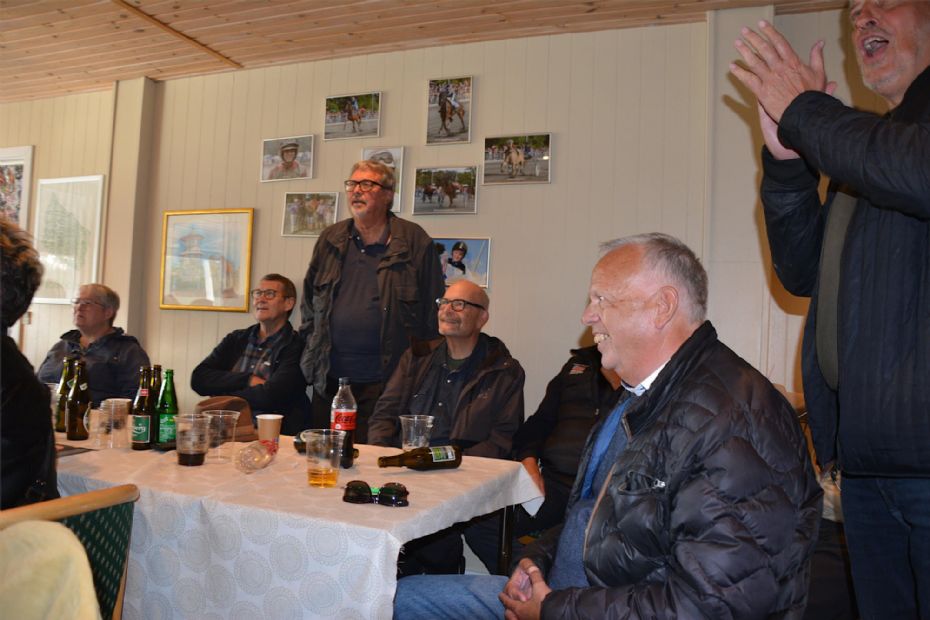 Landets st�rste andelsstald n�d stemningen p� travbanen