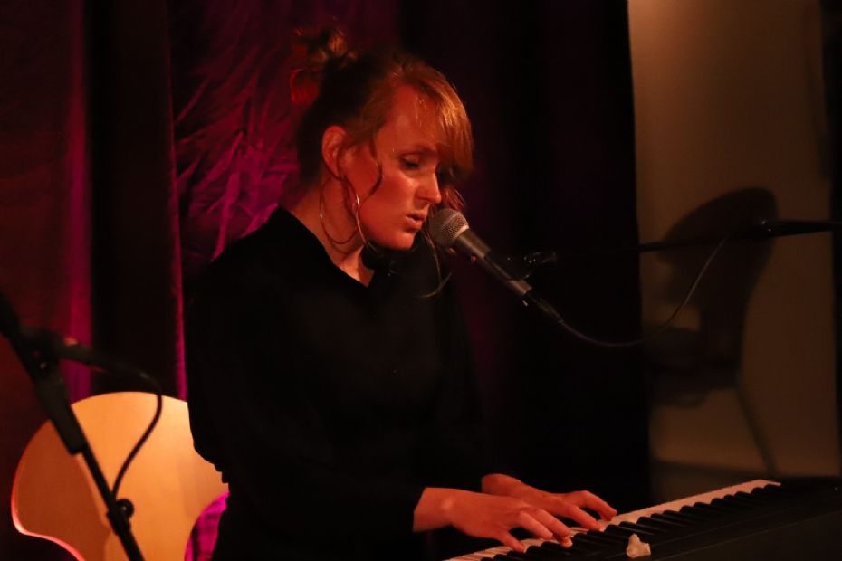 Julie Brammer sang sine nye sange