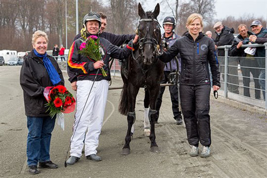 Nina Kj�r h�ber p� stabilisering af travhest