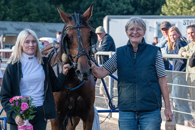 Nu melder Lise Henriksen igen heste til travl�b