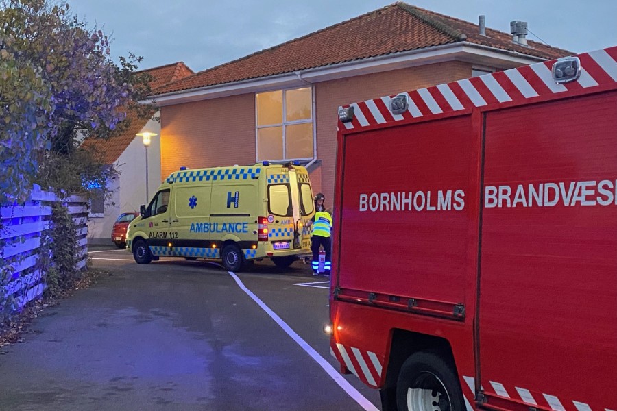 �ldre dame m�tte hj�lpes ud af trappelift