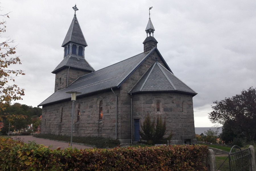 Gudhjem Kirke st�r i m�rke