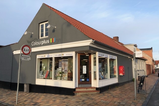 Farvehandel flytter til st�rre lokaler