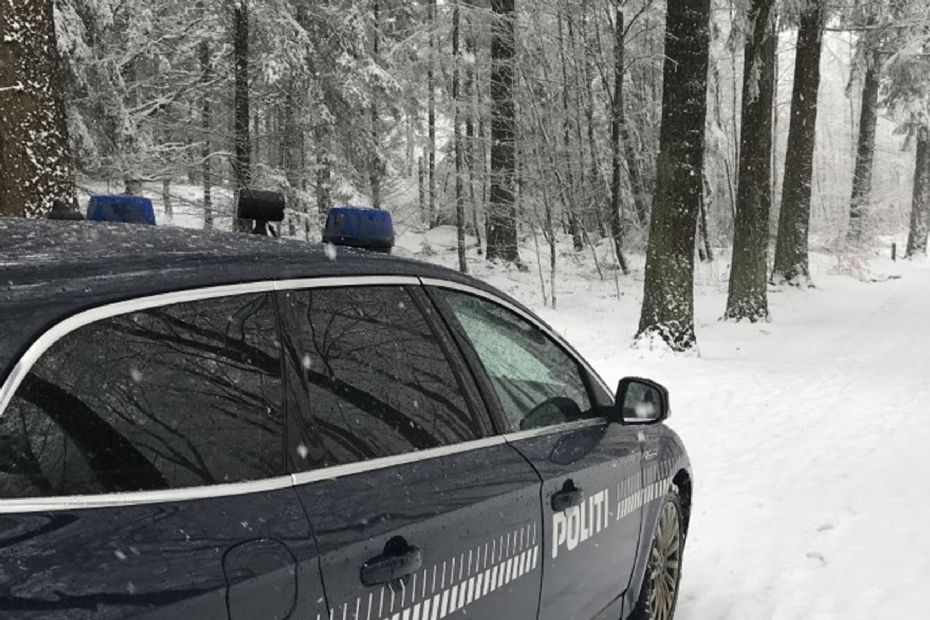 Bil i Aakirkeby p�k�rt af �ldre flugtbilist