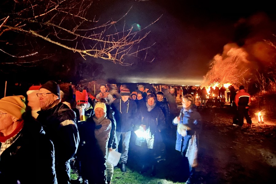 Flere hundrede til solhverv i Snogeb�k