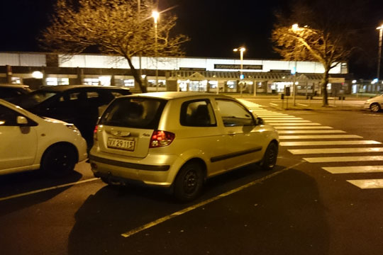 Bilist stak af efter uheld ved lufthavnen