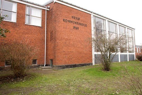 Eleverne str�mmer til skolen i Nex�