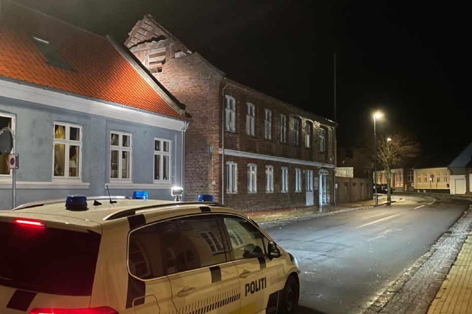 Stormen v�ltede gavlen p� hus midt i Hasle