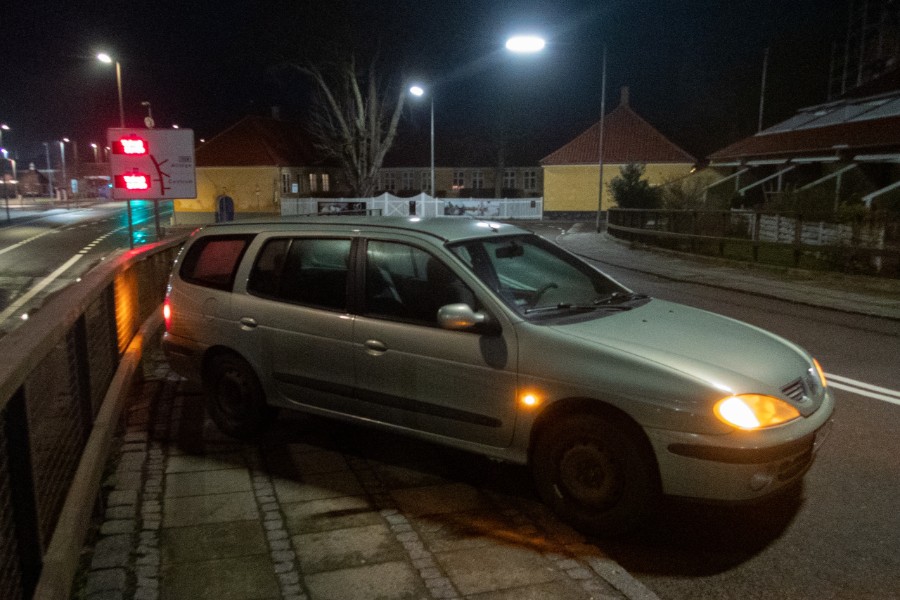 Bil taget af stormen p� Havnebakken